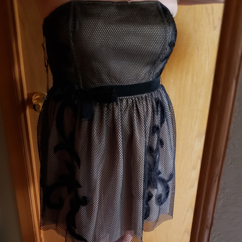 Lovely dress. Reposhing as it is too short.